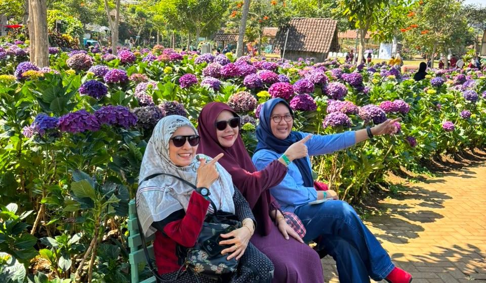 Menikmati Hortensia Bersama Bestie Dadakan